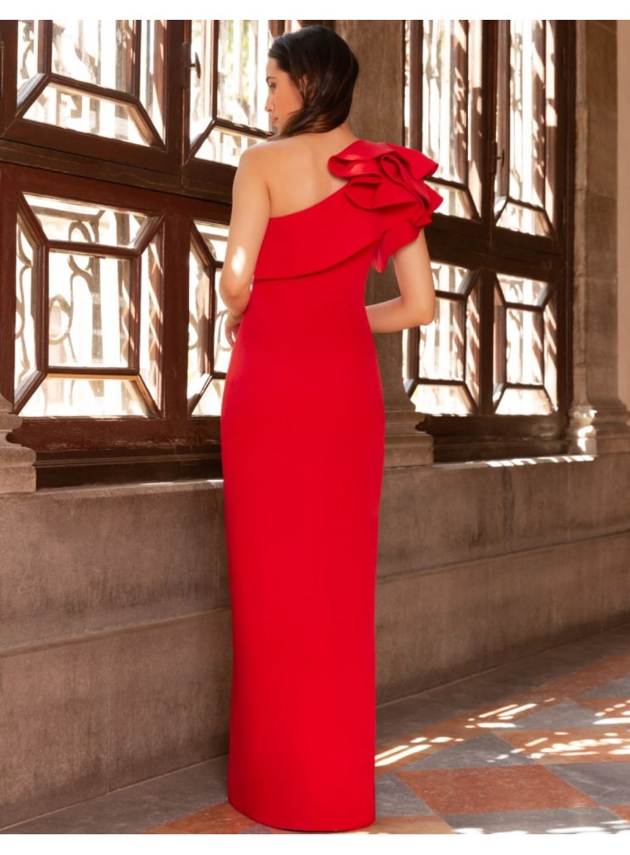 Vestido largo con escote asimétrico y volante