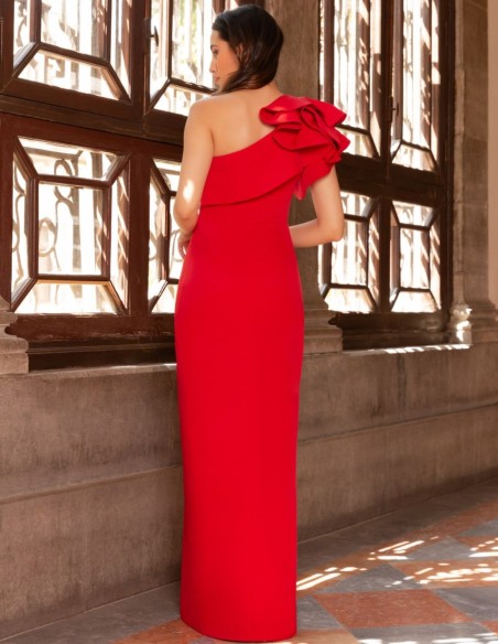 Vestido largo con escote asimétrico y volante