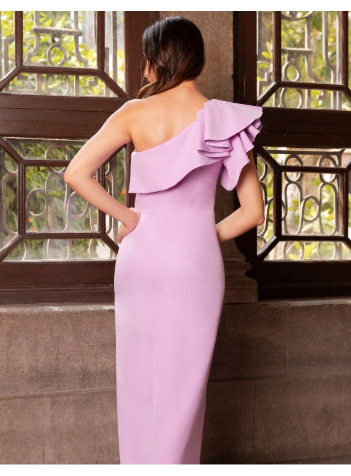 Robe longue à encolure asymétrique et volant