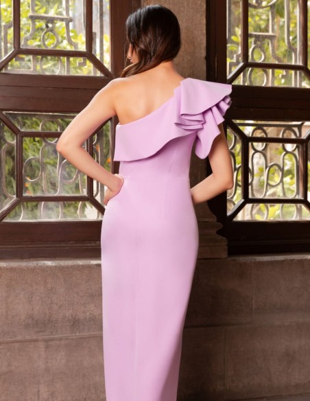 Vestido largo con escote asimétrico y volante