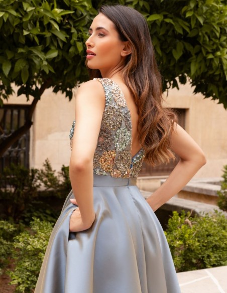 Robe midi avec jupe en satin et corsage à paillettes