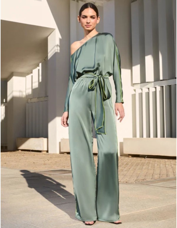 Combinaison asymétrique en satin vert avec manches...
