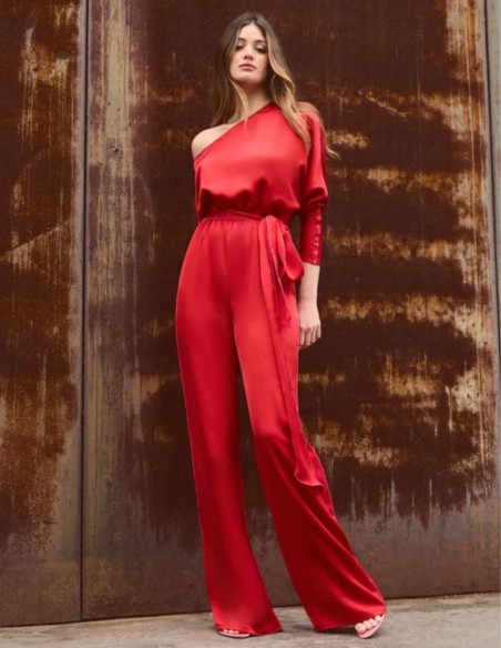 Combinaison asymétrique rouge avec manches chauve-souris et ceinture