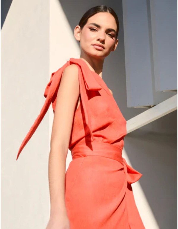 Top asymétrique orange avec laçage sur l'épaule