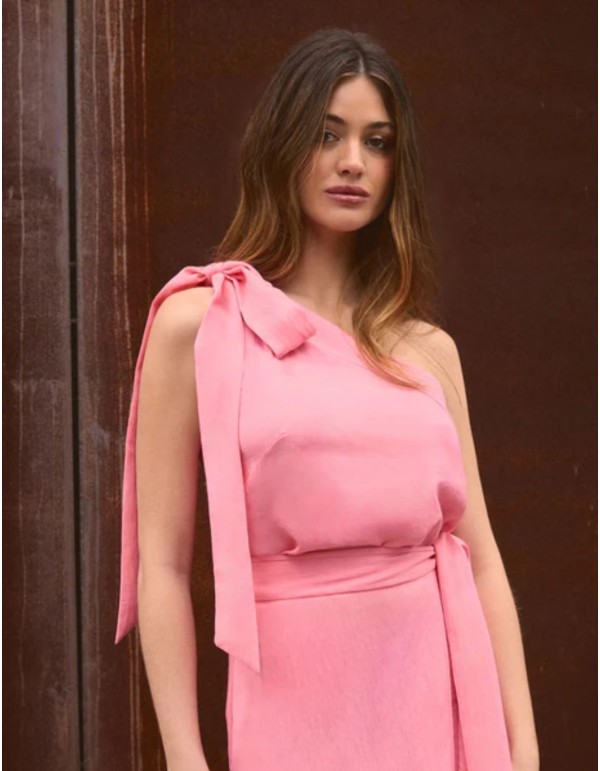 Top rose asymétrique avec laçage sur l'épaule