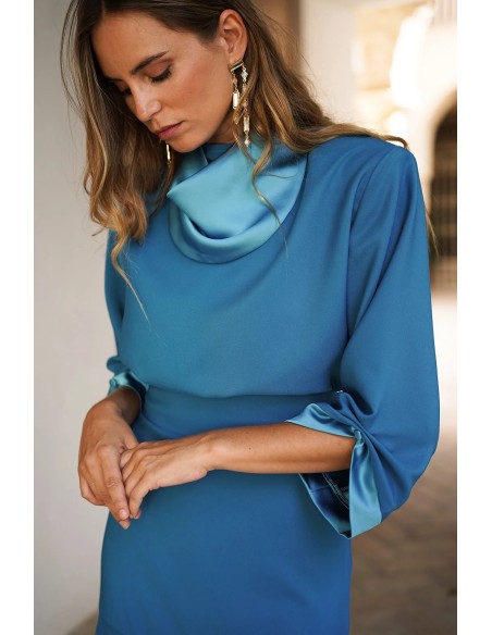 Top elegante turquesa con cuello y puños en raso para eventos