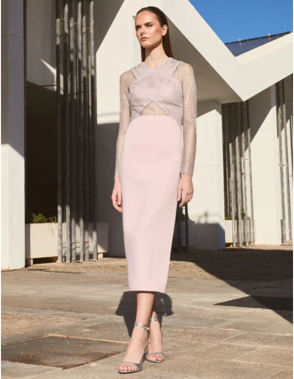 Vestido mini rosa empolvado con cuerpo cruzado y malla