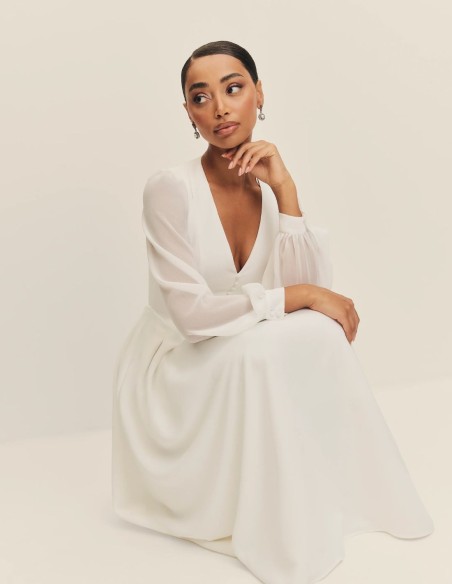 Vestido midi de novia con mangas de gasa y escote en pico blanco