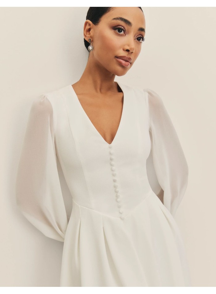 Vestido midi de novia con mangas de gasa y...