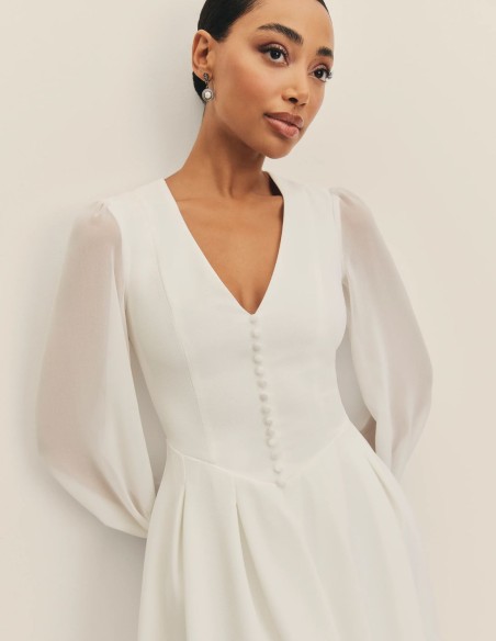 Vestido midi de novia con mangas de gasa y escote en pico