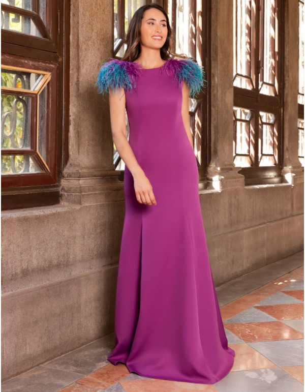 Vestido largo con detalle de plumas y espalda descubierta