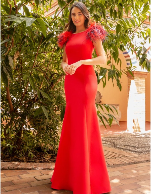 Vestido largo con detalle de plumas y espalda descubierta 2