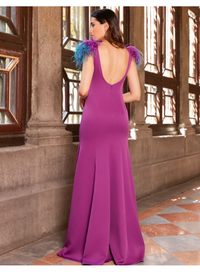 Vestido largo con detalle de plumas y espalda...