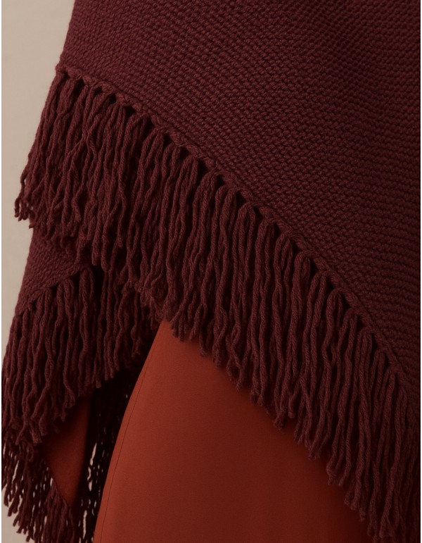 Poncho de lana para invitada en color granate 2