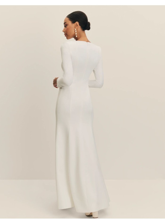 Vestido de novia largo con escote en pico y hombreras