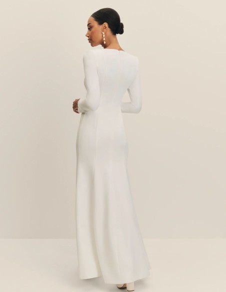 Vestido de novia largo con escote en pico y hombreras