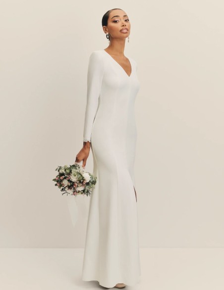 Long wedding dress with V-neckline and shoulder pads