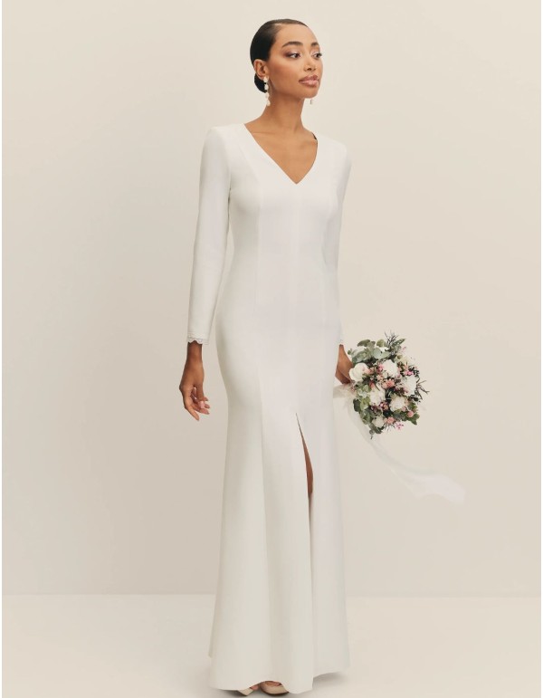 Long wedding dress with V-neckline and shoulder pads