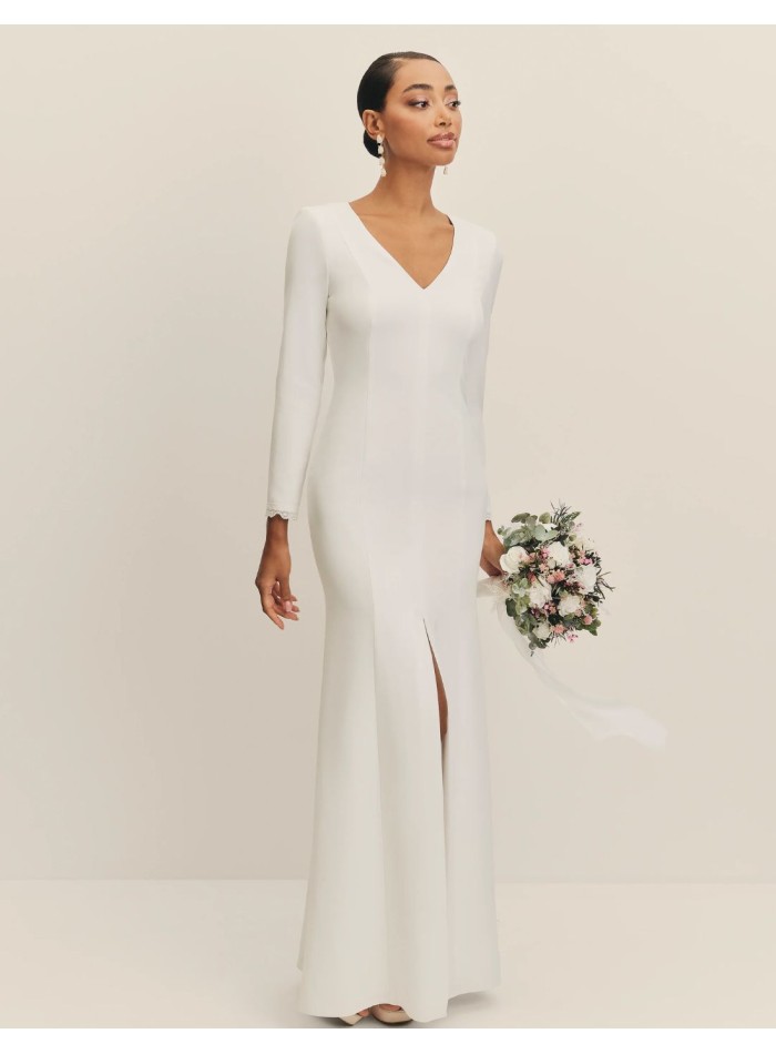 Vestido de novia largo con escote en pico y hombreras