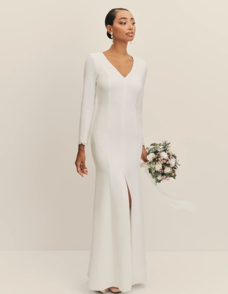 Robe de mariée longue avec décolleté en V et épaulettes