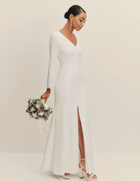 Robe de mariée longue avec décolleté en V et épaulettes