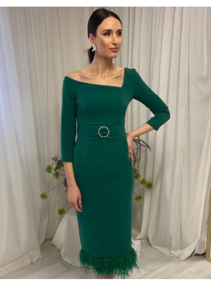 Vestido midi con escote asimétrico y con plumas...