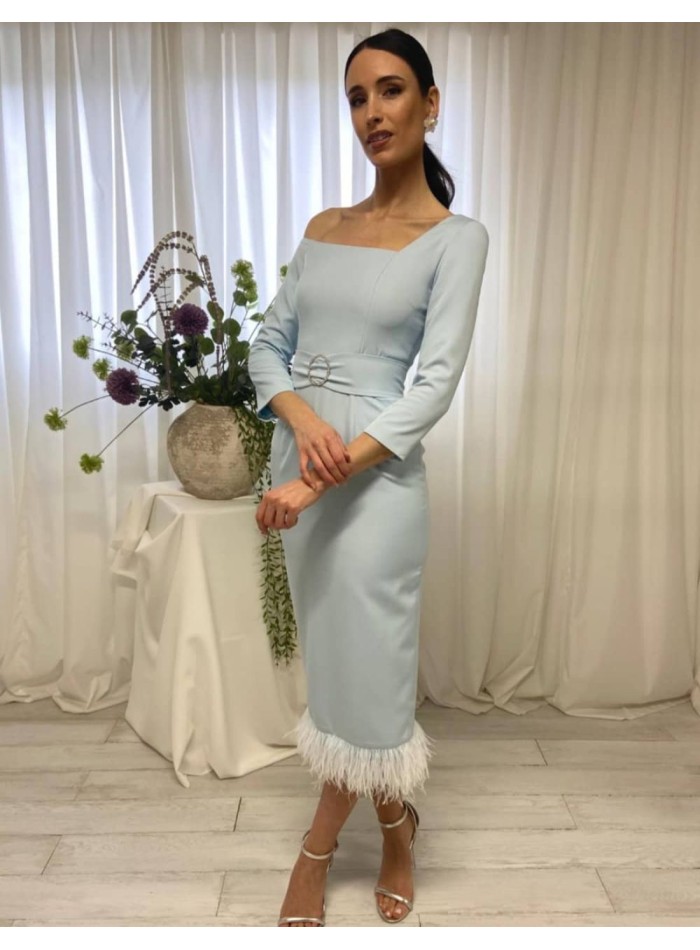 Robe midi avec encolure asymétrique et plumes...