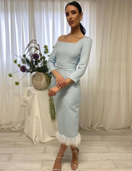 Robe midi avec encolure asymétrique et plumes sur la jupe