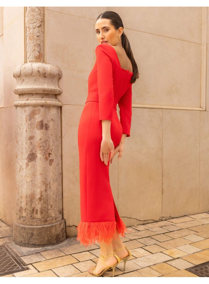 Vestido midi con escote asimétrico y con plumas...