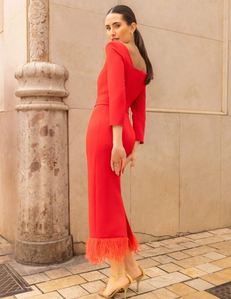 Vestido midi con escote asimétrico y con plumas en la falda