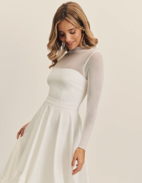 Robe de mariée midi avec encolure en cœur et jupe asymétrique