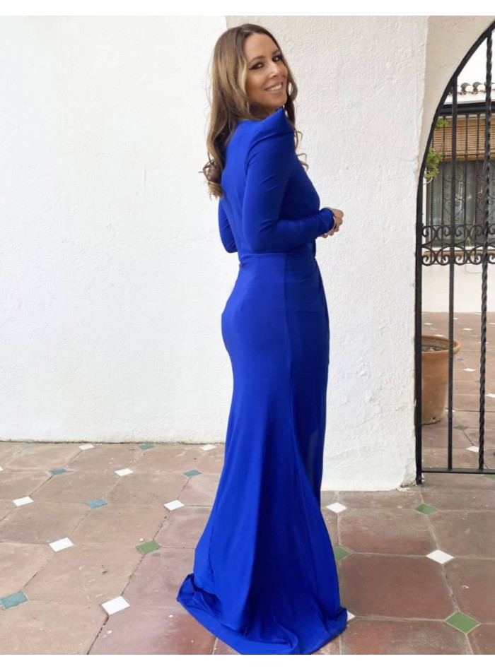 Vestido largo de punto con hombreras y escote...