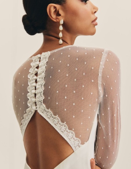 Long wedding dress with closed neckline and plumeti sleeves