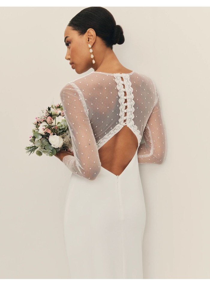 Vestido largo de novia con escote cerrado y...