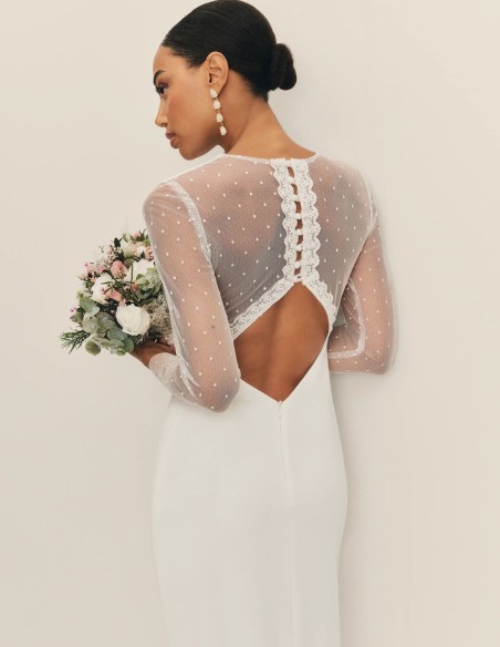 Long wedding dress with closed neckline and plumeti sleeves