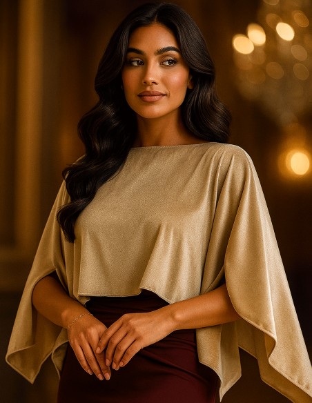 Capa de terciopelo conta para invitada con aberturas en color beige