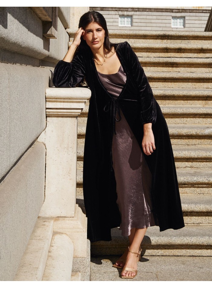 Abrigo midi de terciopelo negro con escote cruzado