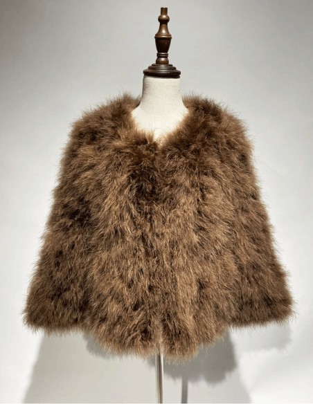 Veste en plumes d'autruche brune pour les invités