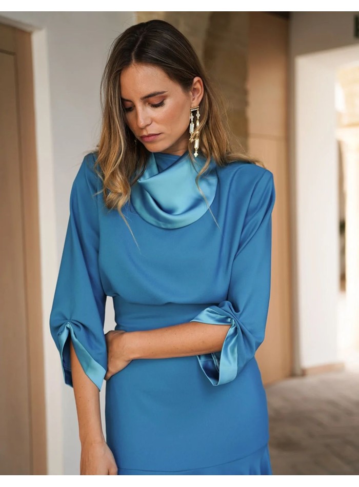 Top elegante turquesa con cuello y puños en raso
