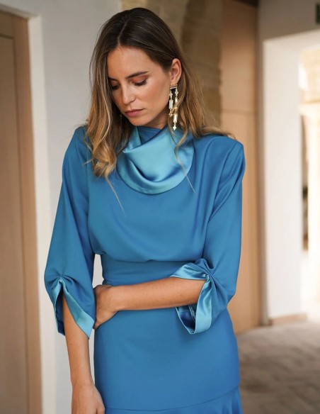 Elégant top turquoise avec col et poignets en satin