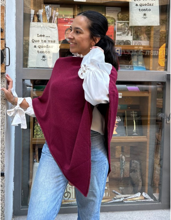 Poncho para invitada burdeos