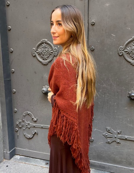 Poncho con flecos para invitada color teja
