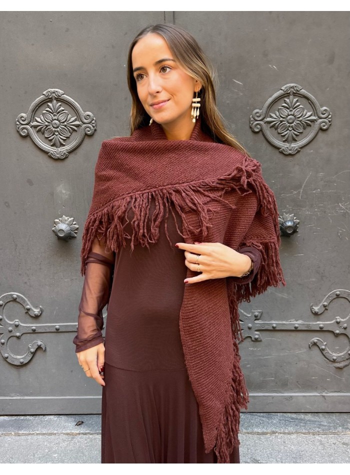 Poncho con flecos para invitada burdeos