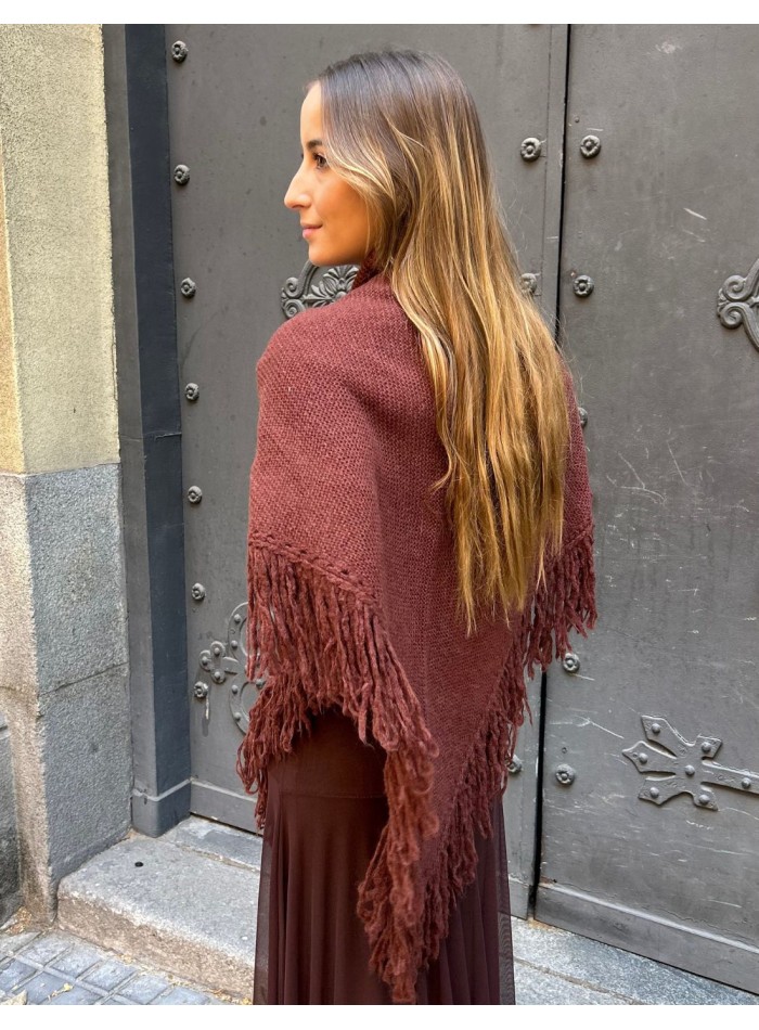 Poncho con flecos para invitada burdeos