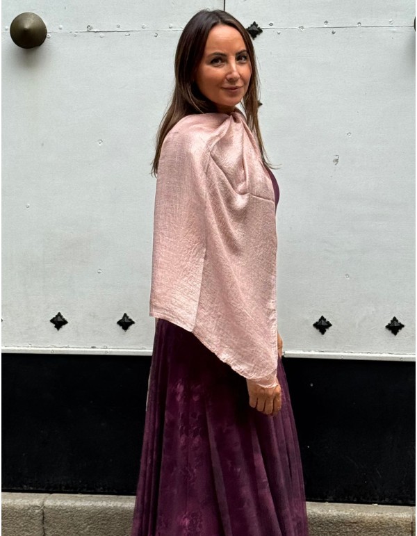 Châle d'invité avec texture en satin rose 2