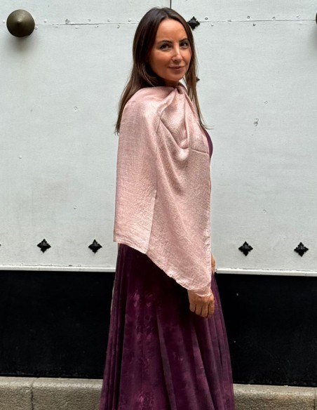 Châle d'invité avec texture en satin rose