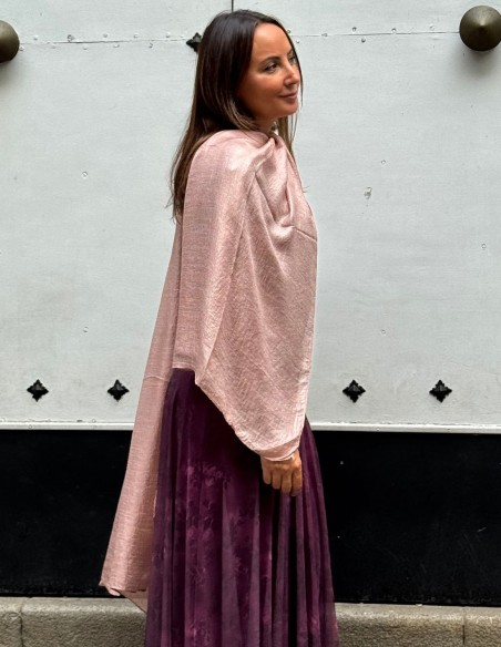 Chal para invitada con textura satinada rosa
