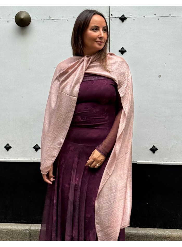 Chal para invitada con textura satinada rosa