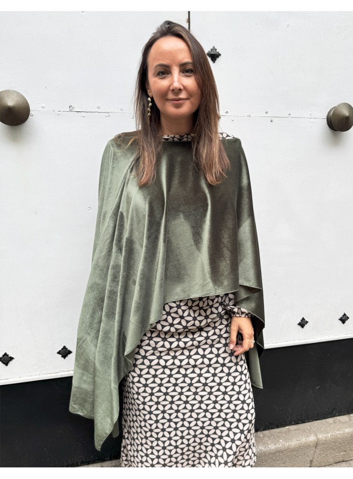 Cape en velours vert olive pour les invités