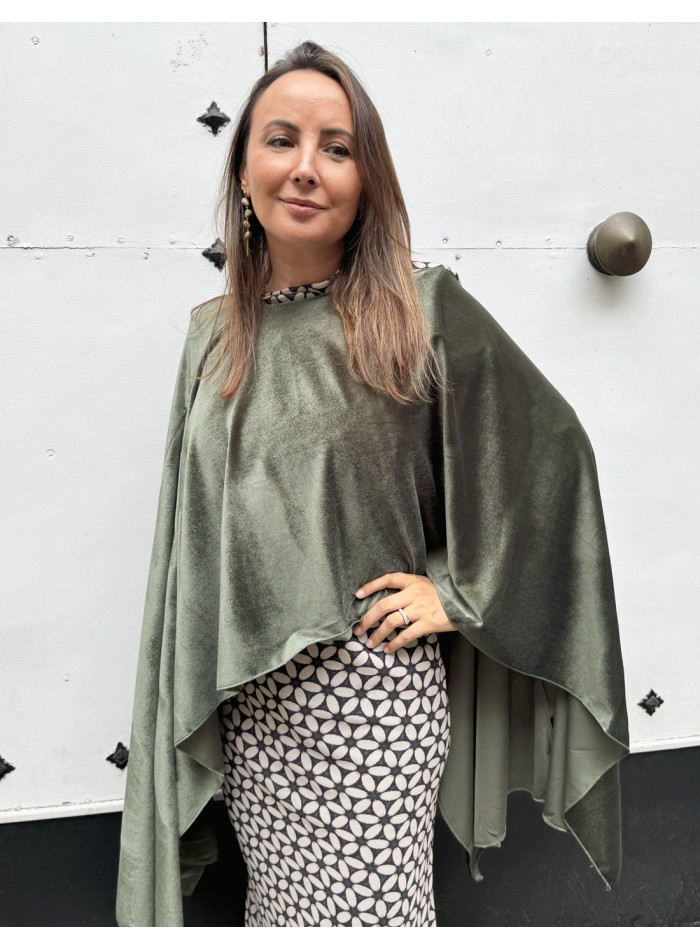 Capa de terciopelo verde oliva para invitada